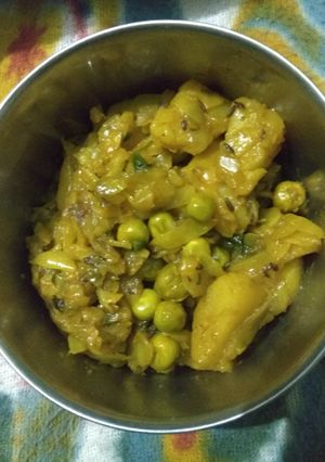 A picture of Cabbage matar aalo.