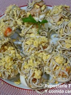 Una foto de Huevos rellenos de gambas y gulas