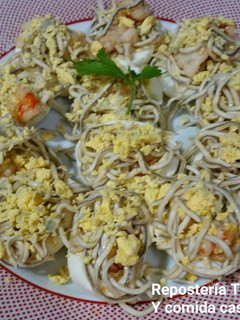 Una foto de Huevos rellenos de gambas y gulas