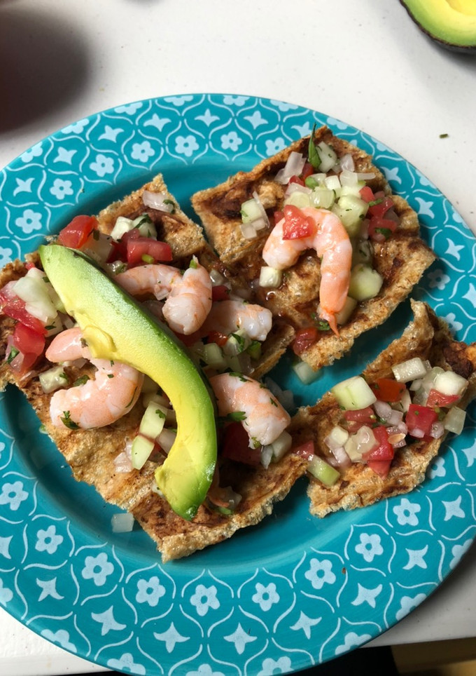 Una foto de Tostadas de camarón(Súper ricas y sencillas) 👩🏻‍🍳✨