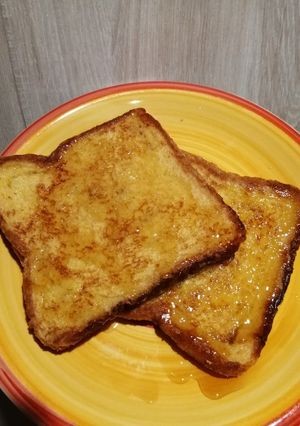 Una foto de Tostadas francesas con miel de papaya 🍯