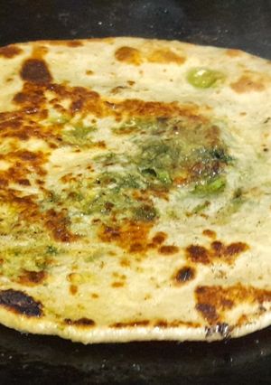 कच्चे बथुए के पराठे (Kachhe bathue ke parathe recipe in Hindi) रेसिपी मुख्य फोटो