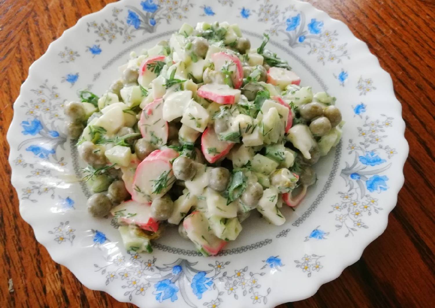 Салат весенний с крабовыми палочками. Салат с горошком и крабовыми палочками и огурцом. Салат с крабовыми палочками и горошком. Салат из крабовых палочек с горошком. Салат с крабовыми палочками и зеленым горошком.