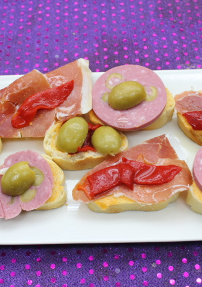 Una foto de Rebanadas con mortadela y jamón