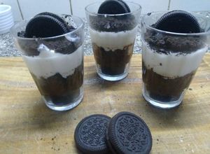 Una foto de Cheesecake trifle de Oreo en vasitos