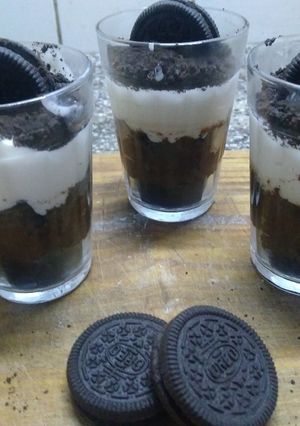 Una foto de Cheesecake trifle de Oreo en vasitos
