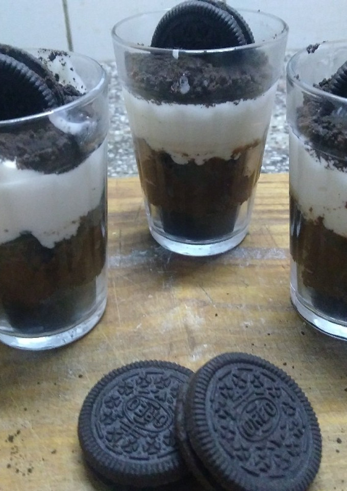 Una foto de Cheesecake trifle de Oreo en vasitos