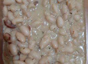 Una foto de Frejoles canarios con tocino