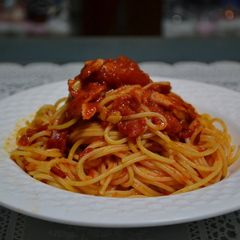 A picture of Delicious Pasta with Tomatoes and Tuna.
