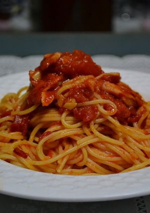 A picture of Delicious Pasta with Tomatoes and Tuna.