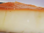 Una foto de flan de leche condensada