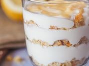 Una foto de vasitos con yogur