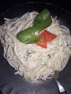 Una foto de Fideos largos con salsa casancrem con albahaca y tomate👏😁🍲🥛