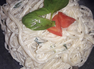 Una foto de Fideos largos con salsa casancrem con albahaca y tomate👏😁🍲🥛