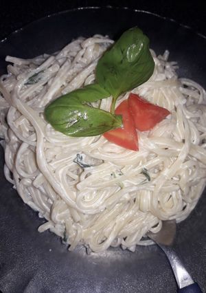 Una foto de Fideos largos con salsa casancrem con albahaca y tomate👏😁🍲🥛