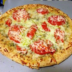 A picture of Quick & Easy Tomato Pesto And Mozzarella Pizza.