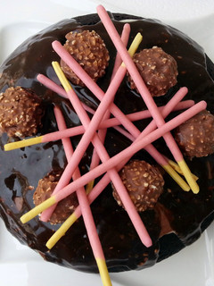 A picture of Chocolate Cake Top Ferrero Rocher.