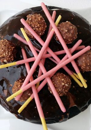 A picture of Chocolate Cake Top Ferrero Rocher.