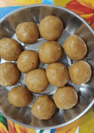 લાડુ(Ladoo Recipe in Gujarati) રેસીપી મુખ્ય ફોટો