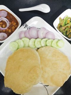 सूजी मैदा भटूरे (Suji maida Bhature recipe in Hindi) रेसिपी मुख्य फोटो