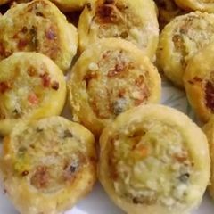 A picture of Crispy Aloo ka pinweel sandwiches.