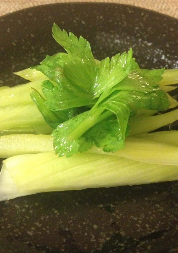A picture of How to De-string Celery (Probably the Easiest Method).