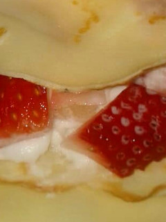 Una foto de Panqueques con crema chantilly y frutillas 🍓