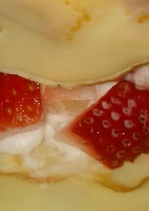 Una foto de Panqueques con crema chantilly y frutillas 🍓