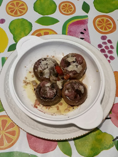 Una foto de Champiñones rellenos de carpaccio con parmesano y finas hierbas