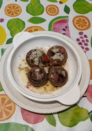 Una foto de Champiñones rellenos de carpaccio con parmesano y finas hierbas