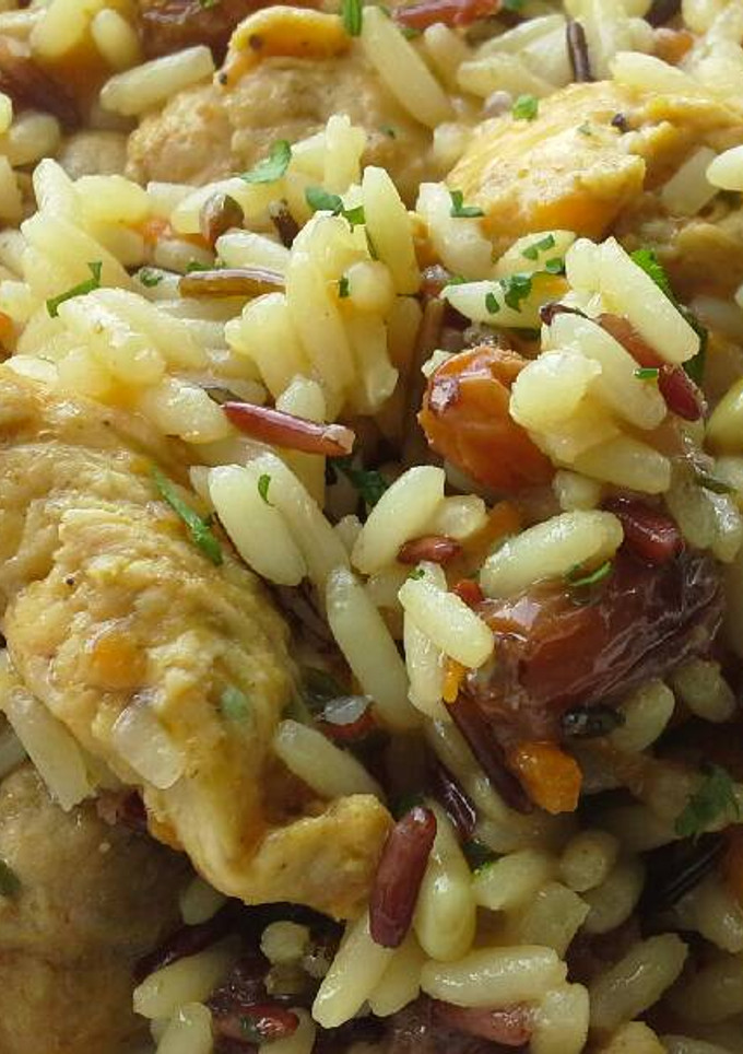 Una foto de Pilaf de pollo al ras el hanout