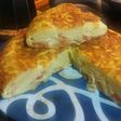 Tortilla de patata rellena de tomate natural 👌