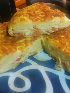 Una foto de Tortilla de patata rellena de tomate natural 👌