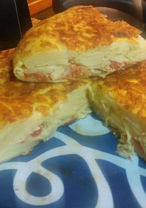 Una foto de Tortilla de patata rellena de tomate natural 👌