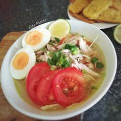 A picture of Soto Ayam (Yellow Chicken Clear Soup).