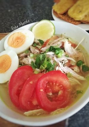 A picture of Soto Ayam (Yellow Chicken Clear Soup).