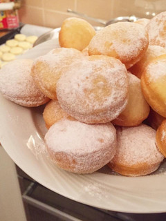 A picture of Romanian donuts (Gogoși).