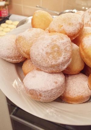 A picture of Romanian donuts (Gogoși).
