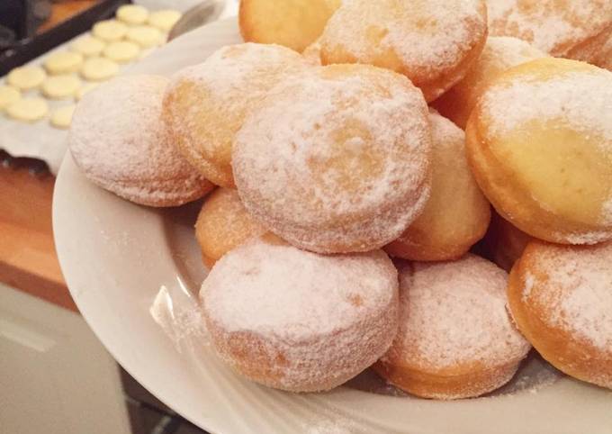 Romanian donuts (Gogoși)