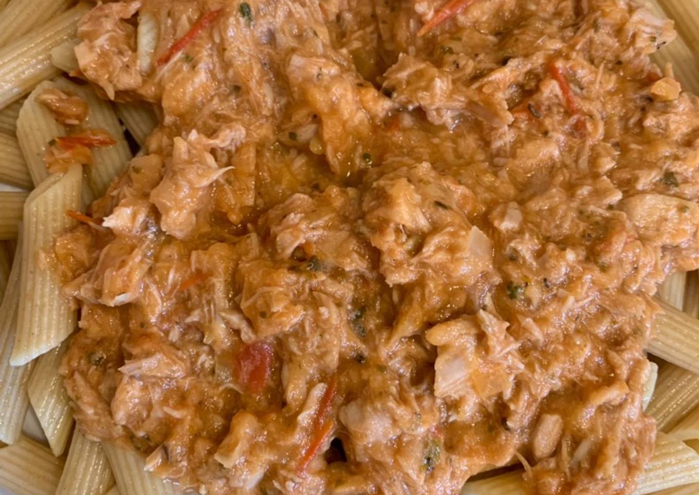 Macarrones con tomate y atún