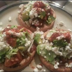 A picture of Sopes de Puerco (pork sopes).
