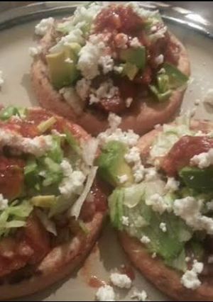 A picture of Sopes de Puerco (pork sopes).