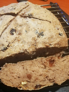 Una foto de Pan de nueces y pasas sultanas sin amasado