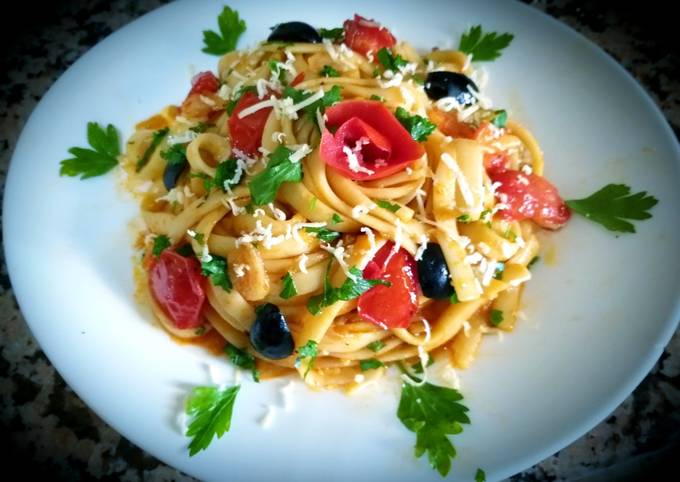 Recipe of Quick Tagliatelle with tomato sauce and marinated cherry tomatoes