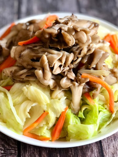 舞菇炒高麗菜 / 簡單家常菜 的食譜成品照片