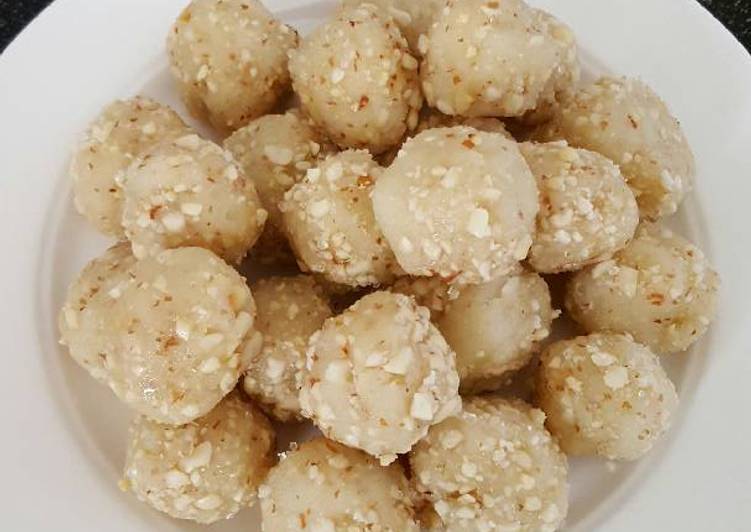 Semolina balls coated with peanuts and sugar