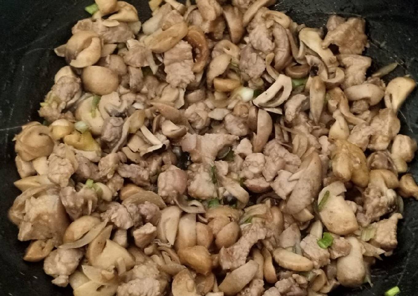 Daging babi tumis jamur merang