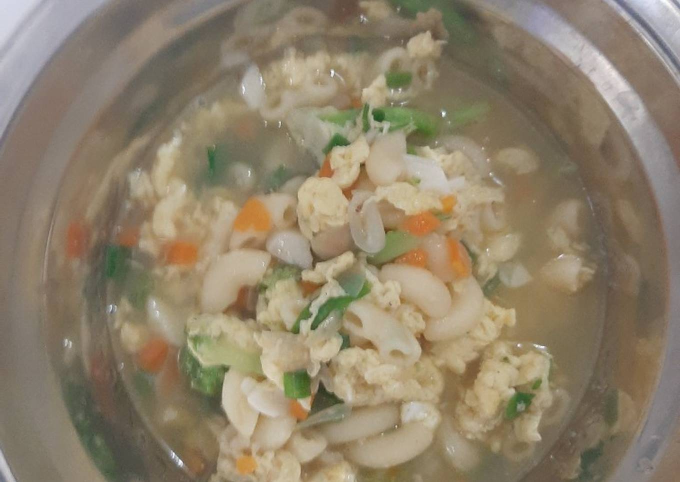 Sup mie telur dengan sayuran dari 1 tahun