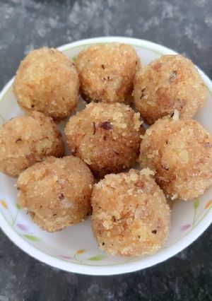 A picture of Coconut laddu.