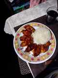 Arroz con alitas de pollo agridulce